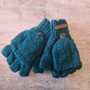 Woolen hand kninned gloves